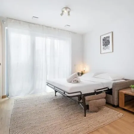 Brand New In Center- Cd7 * Lucembursko