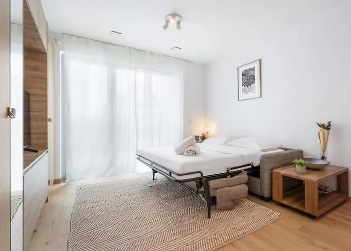 Brand New In Center- Cd7 * 卢森堡